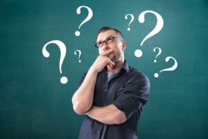 Hvad er NIS2 mon-tænkende mand omgivet af spørgsmålstegn